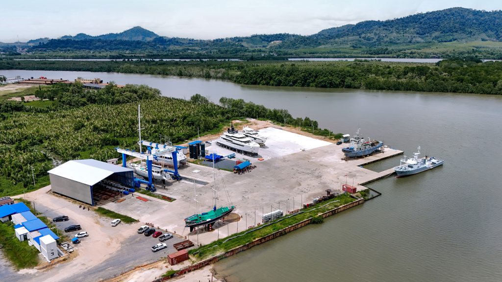 2-Blue-Oceanic-Shipyard-in-Phuket_Yacht-services-in-Phuket-Shed-Area-2