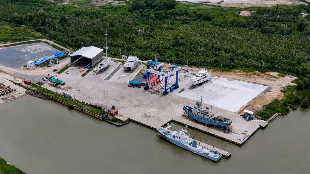 4-Blue-Oceanic-Shipyard-in-Phuket_Yacht-services-in-Phuket-Shed-Area-2