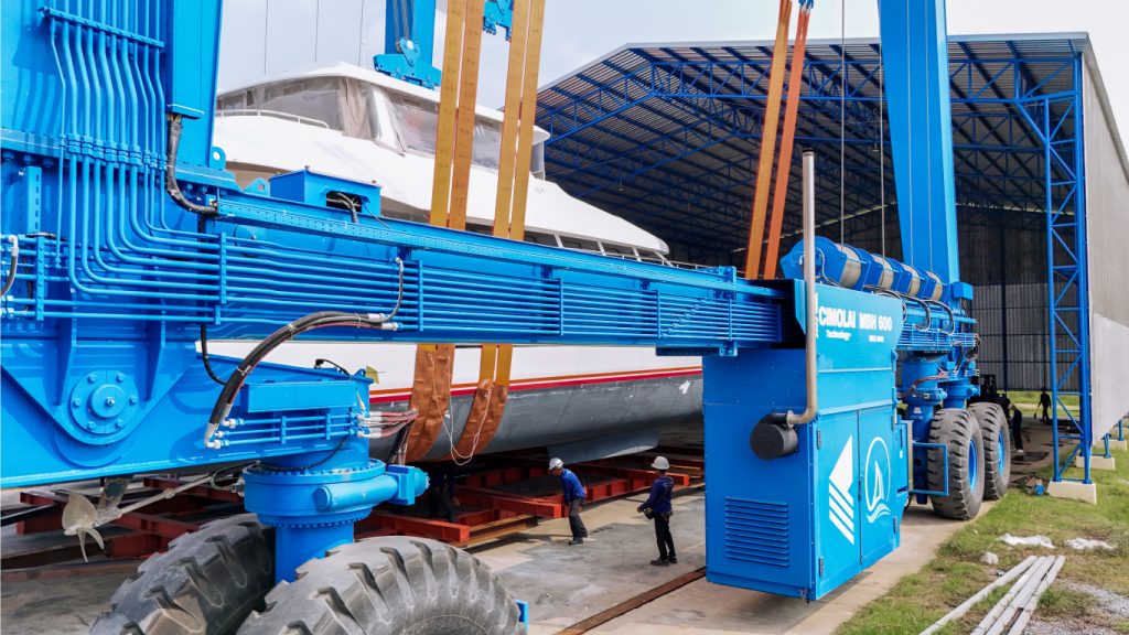 Boat-Shed-in-Phuket_Blue-Oceanic-Shipyard-in-Phuket_Yacht-services-in-Phuket_CATAMARAN-CAKE_4
