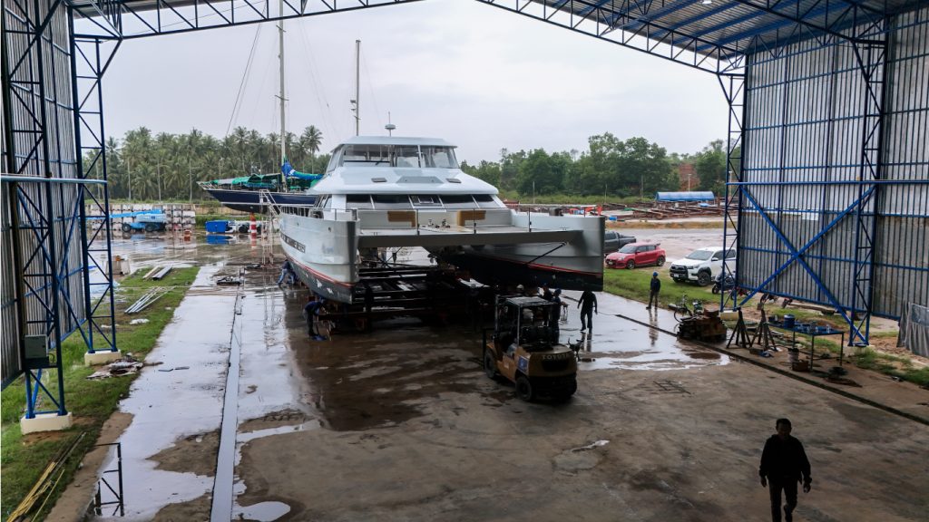 Boat-Shed-in-Phuket_Blue-Oceanic-Shipyard-in-Phuket_Yacht-services-in-Phuket_CATAMARAN-CAKE_5