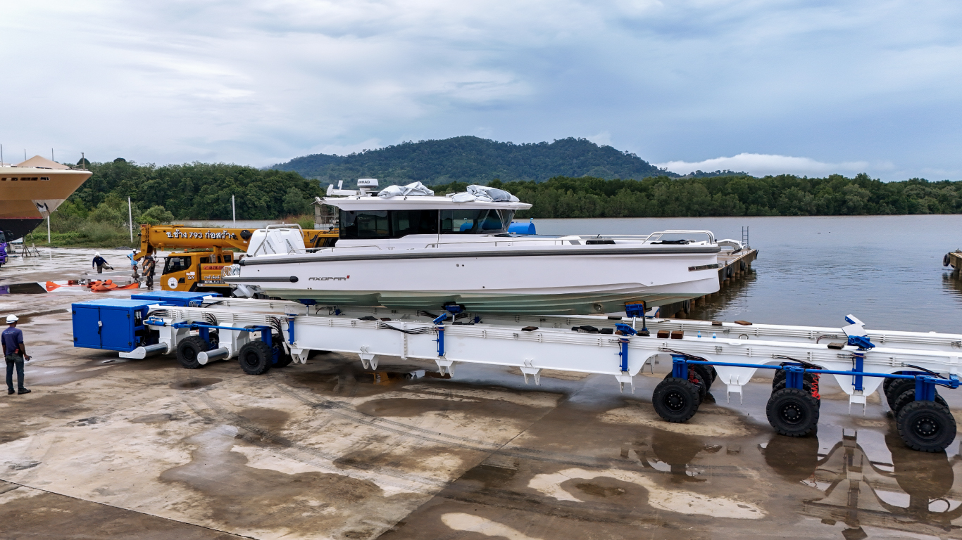 Mobile-boat-trailer_Blue-Oceanic-Shipyard-in-Phuket_Yacht-services-in-Phuket_Tender-boat_3